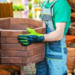 großer Pflanzkübel aus Holz