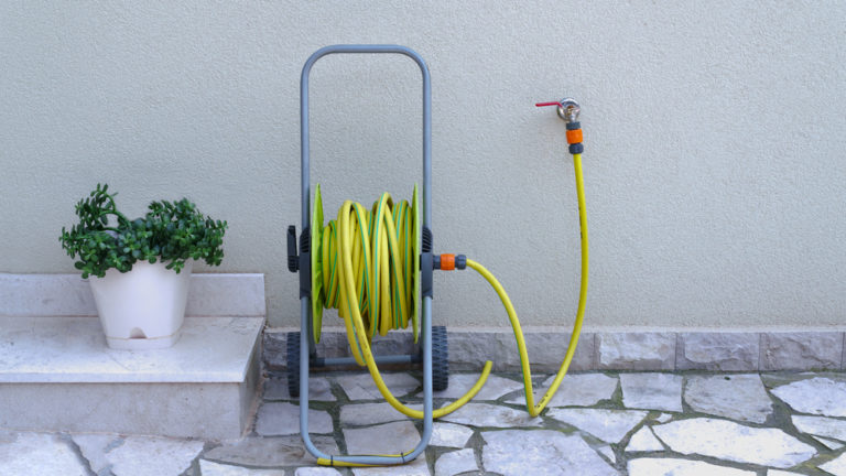 Schlauchwagen auf der Terrasse