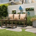 gemütliche sitzecke im Garten mit großen Kissen