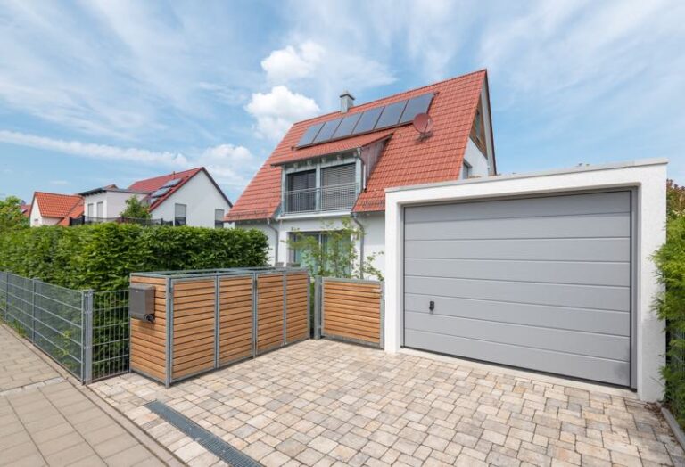 Mülltonnenboxen vor einer Garageneinfahrt