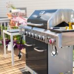 großer Gasgrill auf der Terrasse