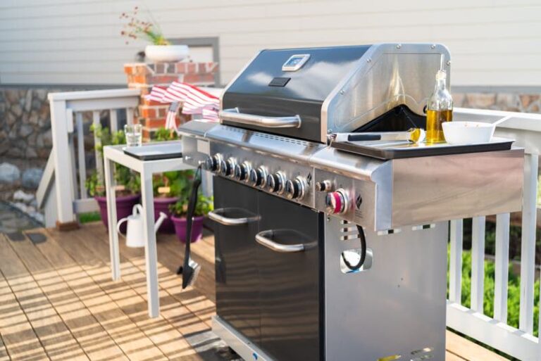 großer Gasgrill auf der Terrasse