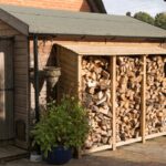 Holzscheite im Garten