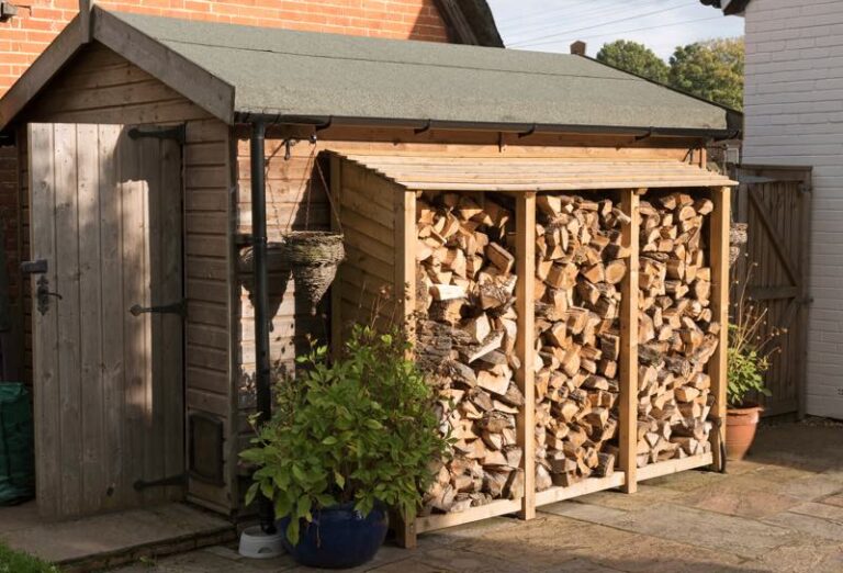 Holzscheite im Garten