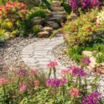 Garten mit Weg und hübschen Blumen