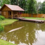 Schwimmteich und Hot Tub im Garten