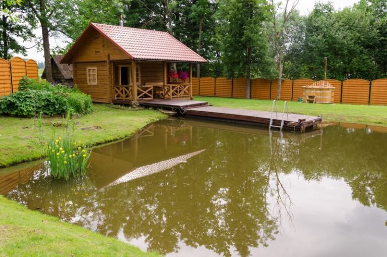 Schwimmteich und Hot Tub im Garten